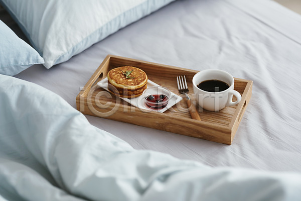 편안함 휴식 사람없음 JPG 포토 베개 브런치 실내 아침식사 이불 잼 쟁반 침대 침실 커피 커피잔 팬케이크 포크