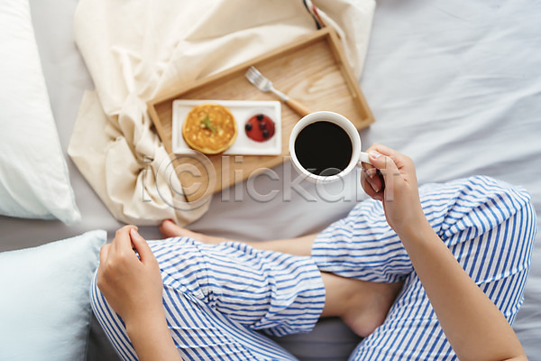 편안함 휴식 30대 사람 성인 성인여자한명만 여자 한국인 한명 JPG 포토 하이앵글 들기 베개 브런치 소확행 실내 아침식사 이불 쟁반 침대 침실 커피 커피잔 하반신