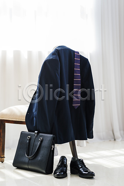 편안함 행복 휴식 사람없음 JPG 포토 구두 남성복 넥타이 서류가방 실내 의자 정장 커튼