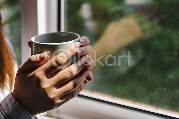 편안함 행복 휴식 30대 사람 성인 성인여자한명만 신체부위 여자 한국인 한명 JPG 포토 소확행 실내 양손 잡기 창가 창문 커피 커피잔
