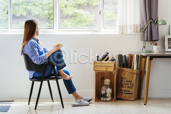 편안함 행복 휴식 30대 사람 성인 성인여자한명만 여자 한국인 한명 JPG 옆모습 포토 들기 소확행 실내 앉기 응시 의자 전신 창가 창문 창밖 커피 커피잔