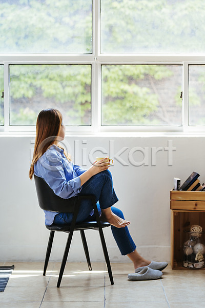 편안함 행복 휴식 30대 사람 성인 성인여자한명만 여자 한국인 한명 JPG 옆모습 포토 소확행 실내 앉기 응시 의자 전신 창가 창문 커피 커피잔