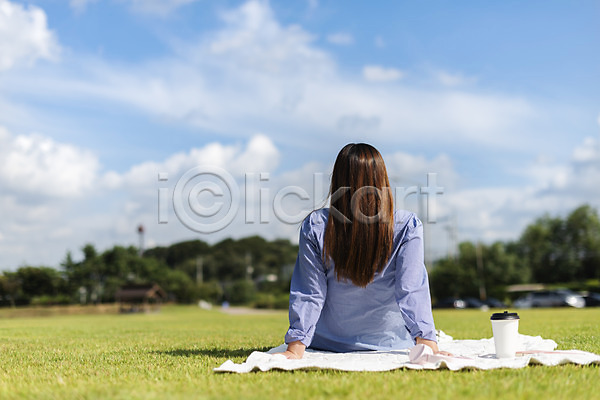 편안함 행복 휴식 30대 사람 성인 성인여자한명만 여자 한국인 한명 JPG 뒷모습 포토 가을(계절) 갯골생태공원 공원 구름(자연) 담요 상반신 소확행 시흥 앉기 야외 잔디 주간 커피 커피잔 하늘