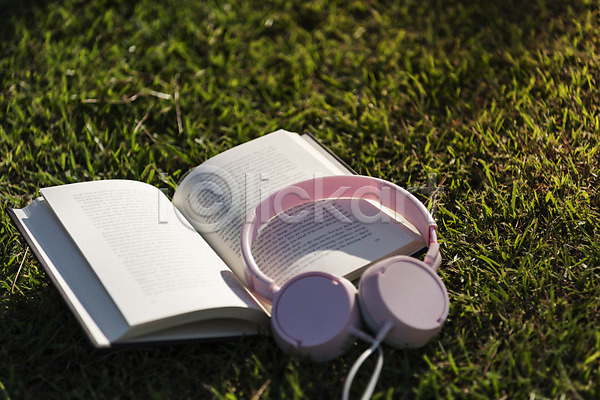 편안함 행복 휴식 사람없음 JPG 포토 가을(계절) 갯골생태공원 공원 시흥 야외 잔디 주간 책 헤드셋