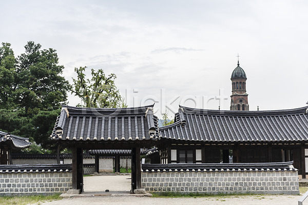 사람없음 JPG 포토 경기전 국내여행 기와담장 기와지붕 나무 묘사 문 문화재 성당 야외 여행 역사 전동성당 전주 주간 풍경(경치) 한국전통 한옥