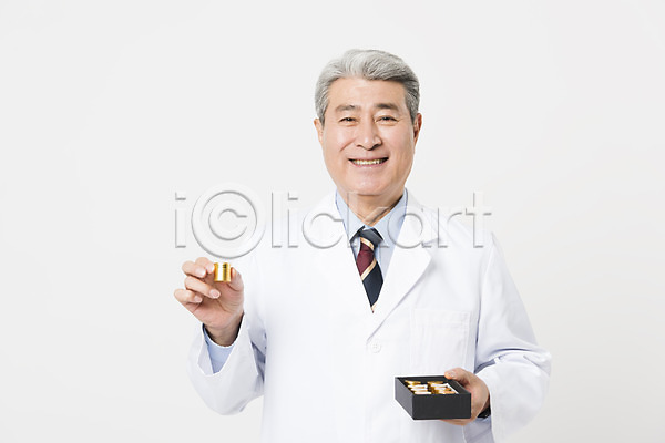 70대 남자 노년 노인남자한명만 사람 한국인 한명 JPG 앞모습 포토 들기 미소(표정) 상반신 서기 스튜디오촬영 실내 실버라이프 응시 의사가운 의학 청심환 한약 한의사 흰배경
