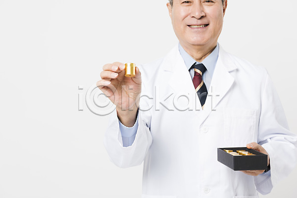 70대 남자 노년 노인남자한명만 사람 한국인 한명 JPG 앞모습 포토 들기 미소(표정) 상반신 서기 스튜디오촬영 실내 실버라이프 응시 의사가운 의학 청심환 한약 한의사 흰배경