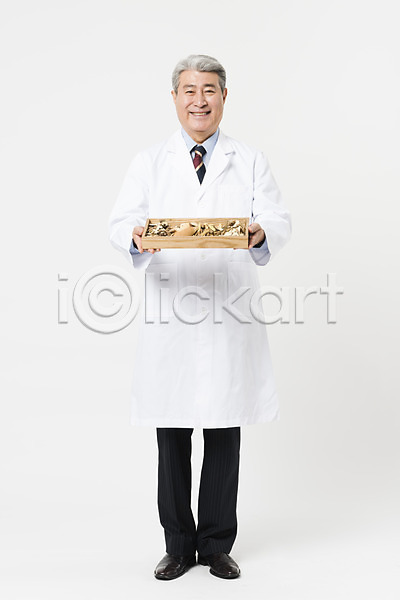 70대 남자 노년 노인남자한명만 사람 한국인 한명 JPG 앞모습 포토 나무쟁반 들기 미소(표정) 서기 스튜디오촬영 실내 실버라이프 약사 응시 의사가운 의학 전신 한약재 한의사 흰배경