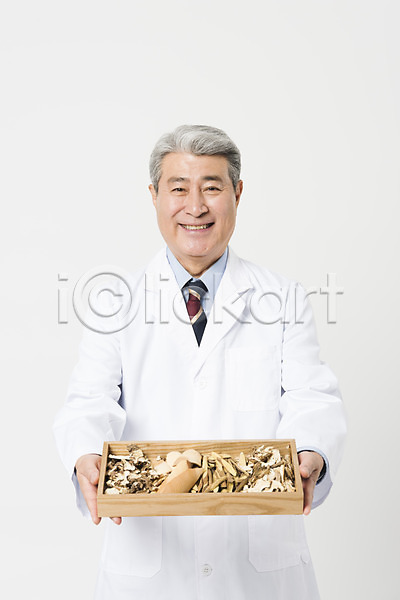 70대 남자 노년 노인남자한명만 사람 한국인 한명 JPG 앞모습 포토 나무쟁반 미소(표정) 상반신 서기 스튜디오촬영 실내 실버라이프 약사 응시 의사가운 의학 한약재 한의사 흰배경