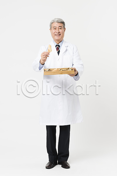 70대 남자 노년 노인남자한명만 사람 한국인 한명 JPG 앞모습 포토 나무쟁반 들기 미소(표정) 서기 스튜디오촬영 실내 실버라이프 약사 응시 의사가운 의학 전신 한약재 한의사 흰배경