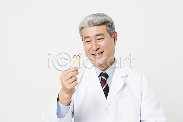 70대 남자 노년 노인남자한명만 사람 한국인 한명 JPG 앞모습 포토 들기 미소(표정) 상반신 서기 스튜디오촬영 실내 실버라이프 약사 응시 의사가운 의학 한약재 한의사 흰배경