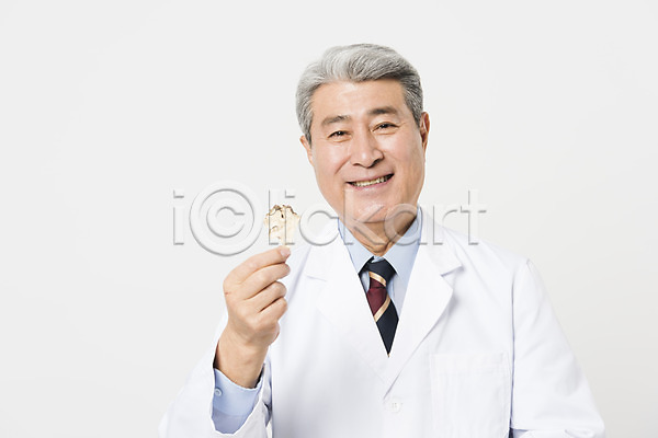 70대 남자 노년 노인남자한명만 사람 한국인 한명 JPG 앞모습 포토 들기 미소(표정) 상반신 서기 스튜디오촬영 실내 실버라이프 약사 응시 의사가운 의학 한약재 한의사 흰배경