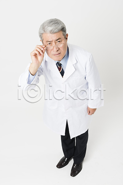 70대 남자 노년 노인남자한명만 사람 한국인 한명 JPG 앞모습 포토 하이앵글 서기 스튜디오촬영 실내 실버라이프 안경다리 응시 의사가운 의학 잡기 전신 찡그림 한의사 흰배경