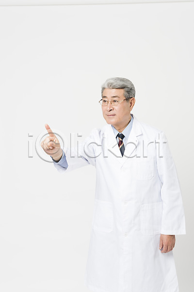 70대 남자 노년 노인남자한명만 사람 한국인 한명 JPG 앞모습 포토 가리킴 상반신 서기 손가락 손짓 스튜디오촬영 실내 실버라이프 응시 의사가운 의학 한의사 흰배경