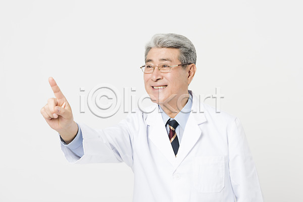 70대 남자 노년 노인남자한명만 사람 한국인 한명 JPG 앞모습 포토 가리킴 미소(표정) 상반신 서기 손짓 스튜디오촬영 실내 실버라이프 응시 의사가운 의학 한의사 흰배경
