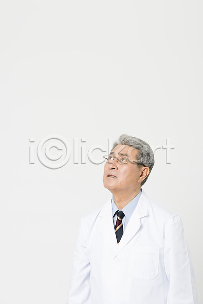 70대 남자 노년 노인남자한명만 사람 한국인 한명 JPG 앞모습 포토 놀람 상반신 서기 스튜디오촬영 실내 실버라이프 응시 의사가운 의학 한의사 흰배경