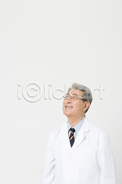 70대 남자 노년 노인남자한명만 사람 한국인 한명 JPG 앞모습 포토 미소(표정) 상반신 서기 스튜디오촬영 실내 실버라이프 올려보기 응시 의사가운 의학 한의사 흰배경