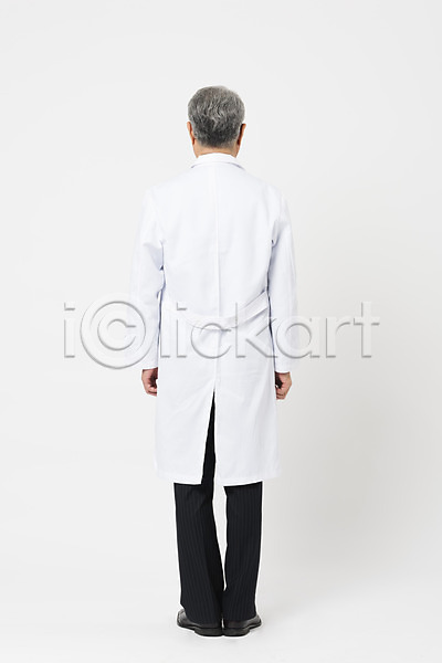 70대 남자 노년 노인남자한명만 사람 한국인 한명 JPG 뒷모습 포토 서기 스튜디오촬영 실내 실버라이프 의학 전신 한의사 흰배경