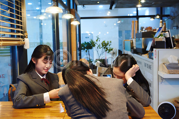우정 침묵 휴식 10대 사람 세명 십대여자만 여자 중학생 청소년 한국인 JPG 뒷모습 앞모습 포토 교복 미소(표정) 상반신 스마트폰 스마트폰중독 실내 십대라이프스타일 여중생 여학생 응시 친구 카페