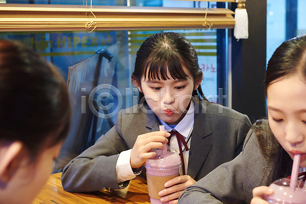 우정 휴식 10대 사람 세명 십대여자만 여자 중학생 청소년 한국인 JPG 앞모습 옆모습 포토 교복 마시기 상반신 실내 십대라이프스타일 여중생 여학생 음료 응시 주스 친구 카페 학생