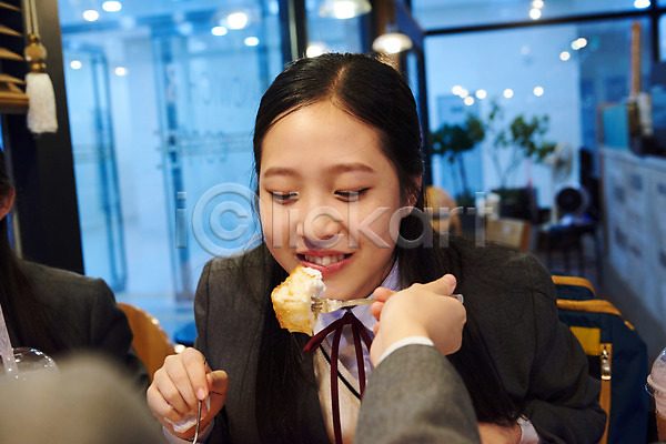 우정 행복 휴식 10대 사람 세명 십대여자만 여자 중학생 청소년 한국인 JPG 뒷모습 앞모습 포토 교복 대화 먹여주기 미소(표정) 상반신 실내 십대라이프스타일 여중생 여학생 응시 친구 카페 허니브레드