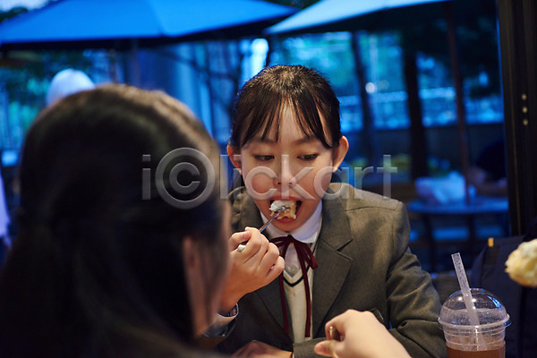 우정 행복 휴식 10대 두명 사람 십대여자만 여자 중학생 청소년 한국인 JPG 뒷모습 앞모습 포토 교복 먹기 상반신 실내 십대라이프스타일 여중생 여학생 친구 카페 허니브레드 힐링