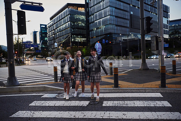 우정 즐거움 10대 사람 세명 십대여자만 여자 중학생 청소년 한국인 JPG 앞모습 포토 건너기 걷기 교복 대화 수다 십대라이프스타일 야외 여중생 여학생 오후 웃음 전신 친구 하교 횡단보도 힐링