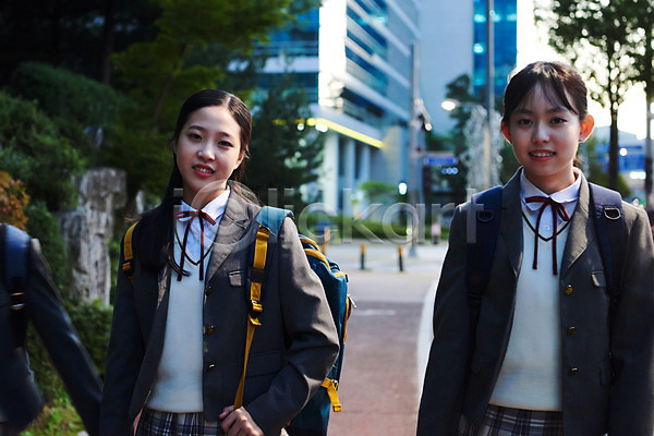 우정 피곤 10대 사람 세명 십대여자만 여자 중학생 청소년 한국인 JPG 아웃포커스 앞모습 포토 걷기 교복 미소(표정) 방과후 상반신 십대라이프스타일 야외 여중생 여학생 오후 응시 친구 하교 힘듦