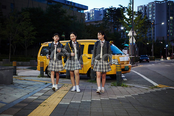 우정 10대 사람 세명 십대여자만 여자 중학생 청소년 한국인 JPG 앞모습 포토 걷기 교복 미소(표정) 방과후 십대라이프스타일 야간 야외 여중생 여학생 전신 친구 하교 학원