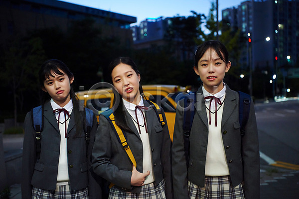 우정 피곤 10대 사람 십대여자만 여자 중학생 청소년 한국인 JPG 앞모습 포토 교복 상반신 십대라이프스타일 야간 야외 여중생 여학생 친구 하교 학원 횡단보도 힘듦