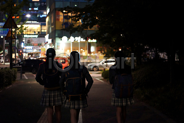 우정 피곤 10대 사람 세명 십대여자만 여자 중학생 청소년 한국인 JPG 뒷모습 포토 걷기 교복 밤길 방과후 상반신 십대라이프스타일 야간 야외 여중생 여학생 친구 하교 학원 힘듦