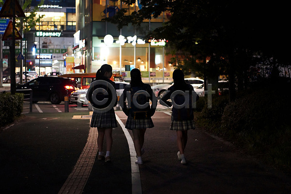 우정 피곤 10대 사람 세명 십대여자만 여자 중학생 청소년 한국인 JPG 뒷모습 포토 걷기 교복 밤길 십대라이프스타일 야간 야외 여중생 여학생 전신 친구 하교 학원 힘듦