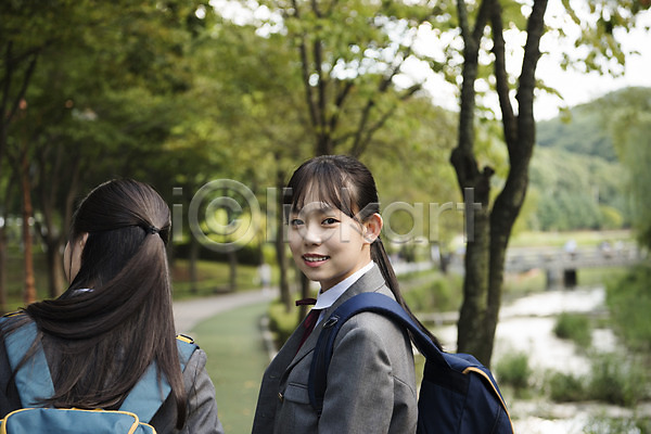 산책 우정 휴식 10대 두명 사람 십대여자만 여자 중학생 청소년 한국인 JPG 뒷모습 옆모습 포토 걷기 공원 교복 미소(표정) 산책로 상반신 십대라이프스타일 야외 여중생 여학생 주간 책가방 친구 학생 힐링