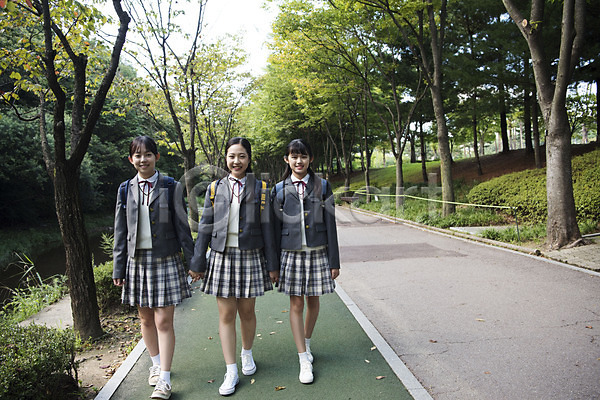 산책 우정 휴식 10대 사람 세명 십대여자만 여자 중학생 청소년 한국인 JPG 앞모습 포토 걷기 공원 교복 산책로 십대라이프스타일 야외 여중생 여학생 웃음 전신 주간 책가방 친구 하교 하교길 학생 힐링