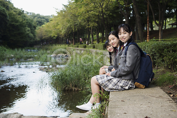 산책 우정 행복 10대 사람 세명 십대여자만 여자 중학생 청소년 한국인 JPG 옆모습 포토 걸터앉기 공원 교복 미소(표정) 십대라이프스타일 앉기 야외 여중생 여학생 전신 주간 책가방 친구 학생 힐링