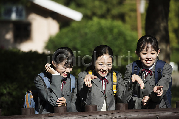 우정 즐거움 행복 10대 사람 세명 십대여자만 여자 중학생 청소년 한국인 JPG 아웃포커스 앞모습 포토 공원 교복 상반신 십대라이프스타일 야외 여중생 여학생 웃음 주간 친구 학생 힐링