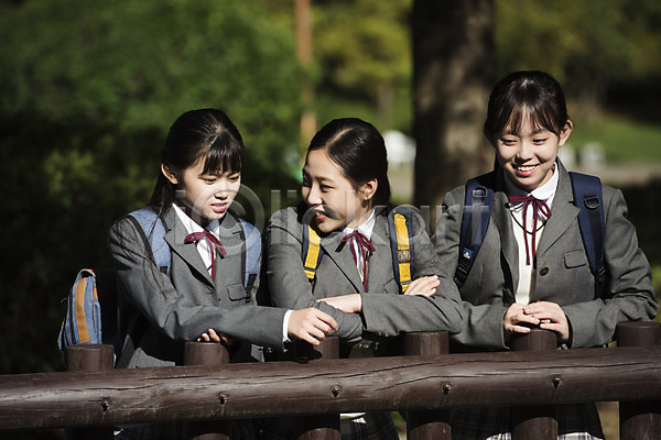우정 행복 10대 사람 세명 십대여자만 여자 중학생 청소년 한국인 JPG 앞모습 포토 공원 교복 상반신 십대라이프스타일 야외 여중생 여학생 웃음 응시 주간 친구 학생 힐링