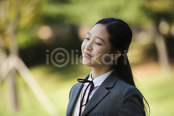10대 사람 십대여자한명만 여자 중학생 청소년 한국인 한명 JPG 옆모습 포토 공원 교복 눈감음 미소(표정) 바람 상반신 십대라이프스타일 야외 여중생 여학생 주간 학생 힐링