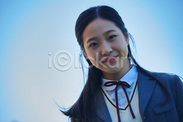 10대 사람 십대여자한명만 여자 중학생 청소년 한국인 한명 JPG 로우앵글 앞모습 포토 공원 교복 미소(표정) 바람 상반신 십대라이프스타일 야외 여중생 여학생 응시 주간 학생