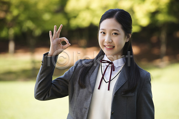 10대 사람 십대여자한명만 여자 중학생 청소년 한국인 한명 JPG 앞모습 포토 OK 공원 교복 미소(표정) 상반신 손모양 손짓 십대라이프스타일 야외 여중생 여학생 응시 주간 학생