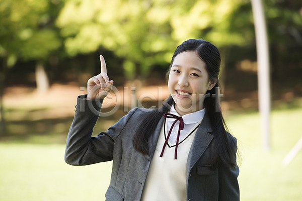 10대 사람 십대여자한명만 여자 중학생 청소년 한국인 한명 JPG 앞모습 포토 1 가리킴 공원 교복 미소(표정) 상반신 손모양 손짓 십대라이프스타일 야외 여중생 여학생 응시 주간 학생