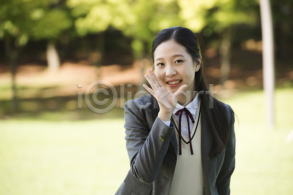 10대 사람 십대여자한명만 여자 중학생 청소년 한국인 한명 JPG 앞모습 포토 공원 교복 대화 미소(표정) 상반신 손짓 십대라이프스타일 야외 여중생 여학생 외침 응시 주간 학생