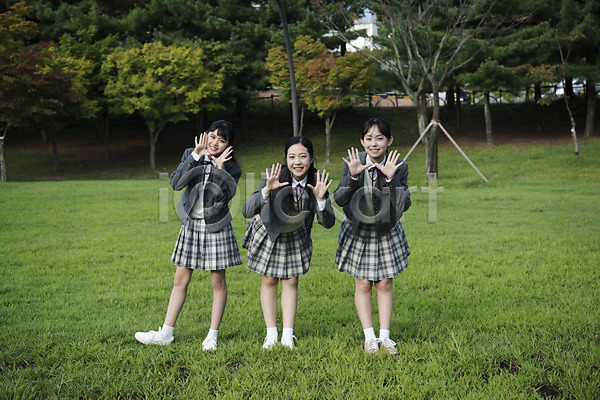 우정 즐거움 행복 10대 사람 세명 십대여자만 여자 중학생 청소년 한국인 JPG 앞모습 포토 공원 교복 대화 미소(표정) 십대라이프스타일 야외 여중생 여학생 잔디 전신 주간 친구 학생