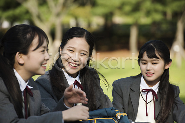 우정 즐거움 10대 사람 세명 십대여자만 여자 중학생 청소년 한국인 JPG 앞모습 옆모습 포토 공원 교복 대화 상반신 십대라이프스타일 야외 여중생 여학생 웃음 주간 친구 학생
