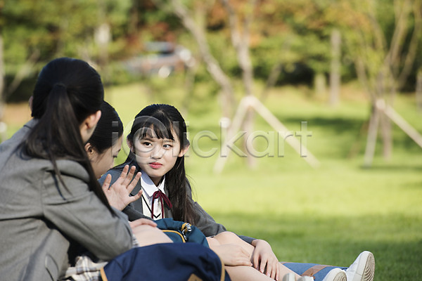 우정 즐거움 10대 사람 세명 십대여자만 여자 중학생 청소년 한국인 JPG 뒷모습 옆모습 포토 공원 교복 대화 듣기 미소(표정) 상반신 십대라이프스타일 앉기 야외 여중생 여학생 응시 잔디 전신 주간 책가방 친구 학생