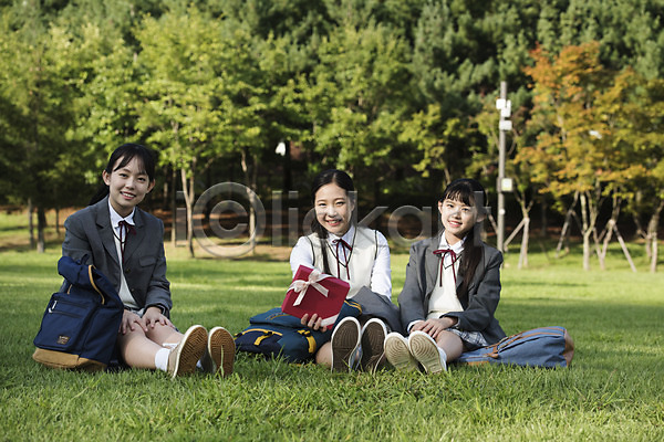 우정 행복 10대 사람 세명 십대여자만 여자 중학생 청소년 한국인 JPG 앞모습 포토 공원 교복 나무 미소(표정) 생일 생일선물 선물 선물상자 십대라이프스타일 앉기 야외 여중생 여학생 잔디 전신 주간 친구 학생 힐링