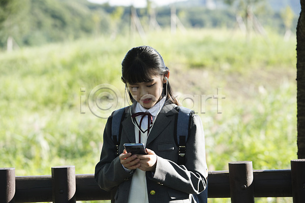 행복 10대 사람 십대여자한명만 여자 중학생 청소년 한국인 한명 JPG 앞모습 포토 공원 교복 듣기 미소(표정) 상반신 서기 스마트폰 십대라이프스타일 야외 여중생 여학생 음악 음악감상 이어폰 주간 학생 힐링