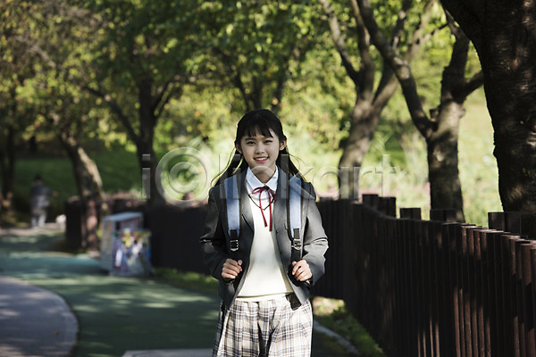 행복 10대 사람 십대여자한명만 여자 중학생 청소년 한국인 한명 JPG 앞모습 포토 걷기 공원 교복 미소(표정) 상반신 십대라이프스타일 야외 여중생 여학생 주간 학생 힐링