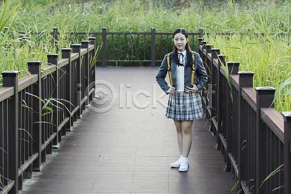 산책 행복 휴식 10대 사람 십대여자한명만 여자 중학생 청소년 한국인 한명 JPG 앞모습 포토 걷기 공원 교복 미소(표정) 산책로 서기 십대라이프스타일 야외 여중생 여학생 잡기 전신 주간 학생 힐링
