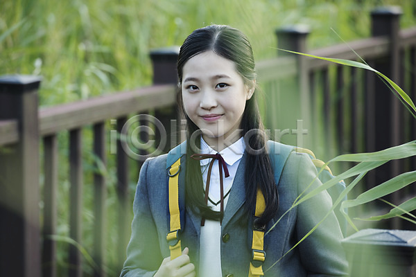 행복 10대 사람 십대여자한명만 여자 중학생 청소년 한국인 한명 JPG 앞모습 포토 공원 교복 미소(표정) 상반신 십대라이프스타일 야외 여중생 여학생 잔디 주간 풀기 학생 힐링
